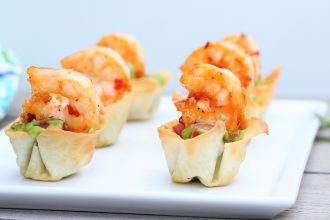 Wonton Guacamole Cups with Sweet Chili Shrimp- thaicaliente.com